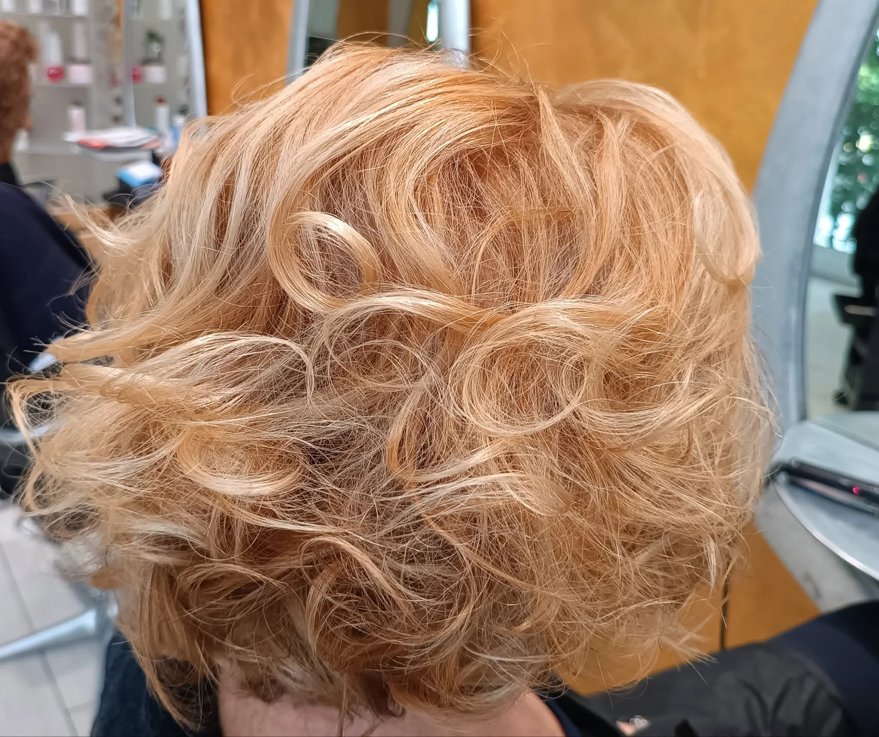 Ricci biondi realizzati nel salone Cristina Hair Style